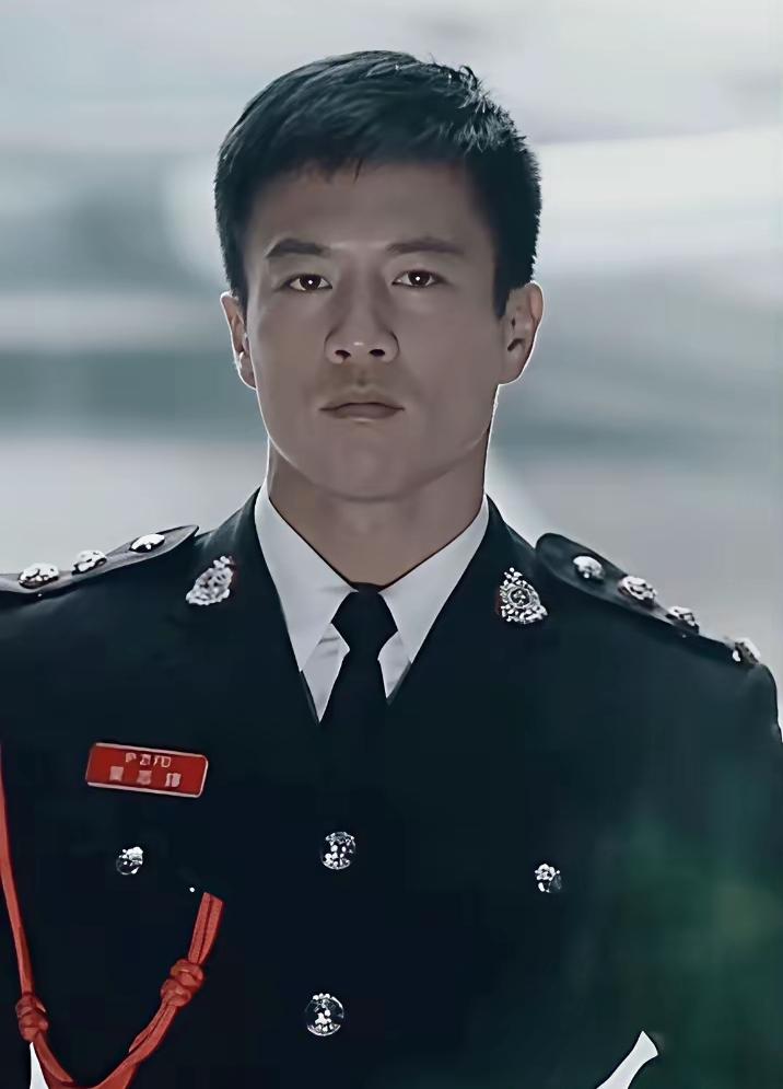 安志杰穿警服太帅了，真的，从未看到过哪位演员把警服穿得那么帅的，你也未见过吧，不