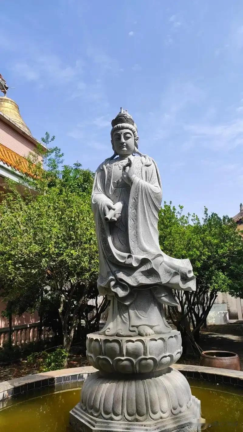 人最大的靠山，从来不是钱财，而是心底的善良
 
人活到一定岁数才算明白，世上没有