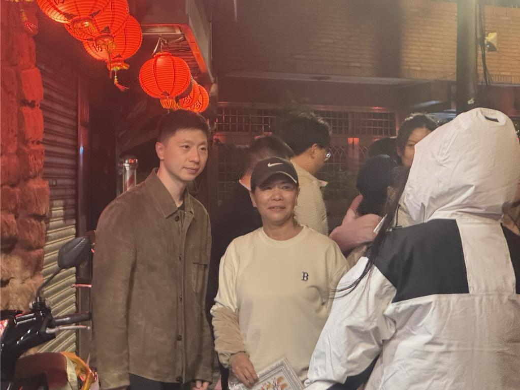 中时 傍晚抵达九份知名餐厅古窗海景会馆，包下餐厅二楼整层用膳，餐叙间时不时传出欢