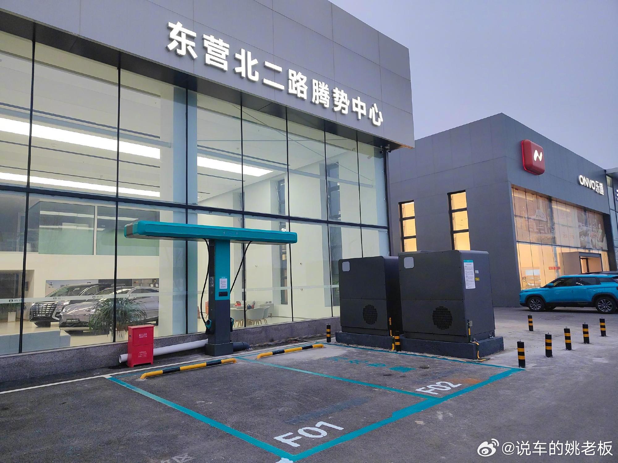 3月5日，比亚迪发布全球首创滑轨悬吊式T型闪充桩，单枪功率达1500kW，为全球