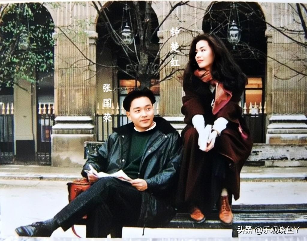 这张照片展现出了张国荣和钟楚红1989年在法国巴黎的情景，那时候哥哥三十三岁，玉
