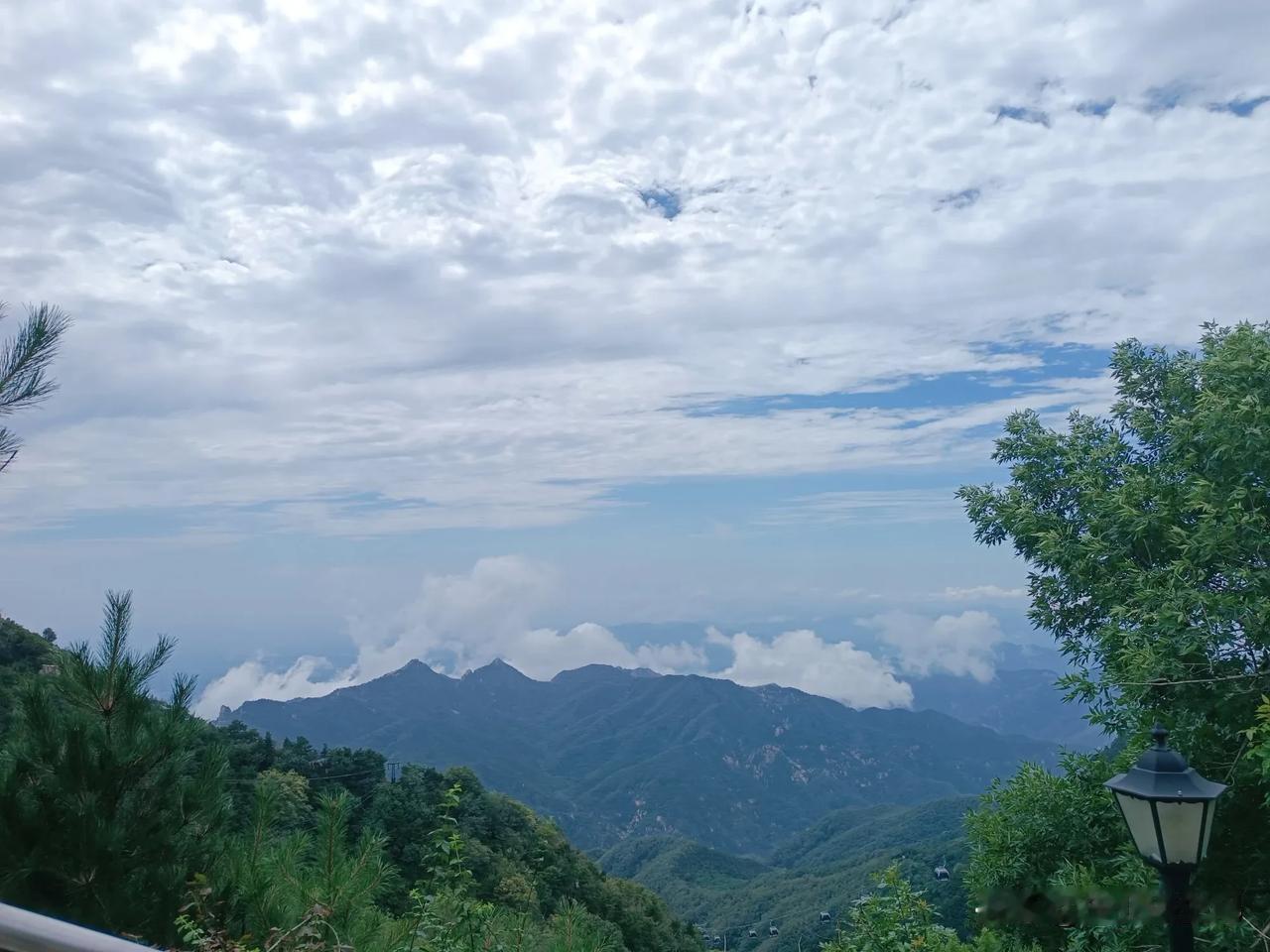 终于到了念念不忘的泰山之巅，
可惜不是爬上去的，
而是坐缆车登山，
不好意思说征