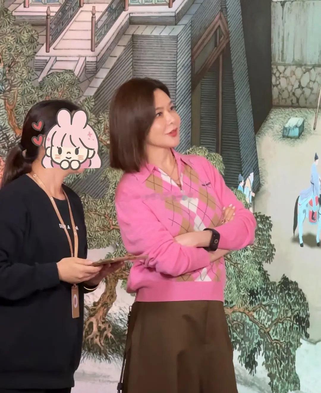 关之琳近照看看64的关大美人状态如何，选的都是滤镜较低的合照 
