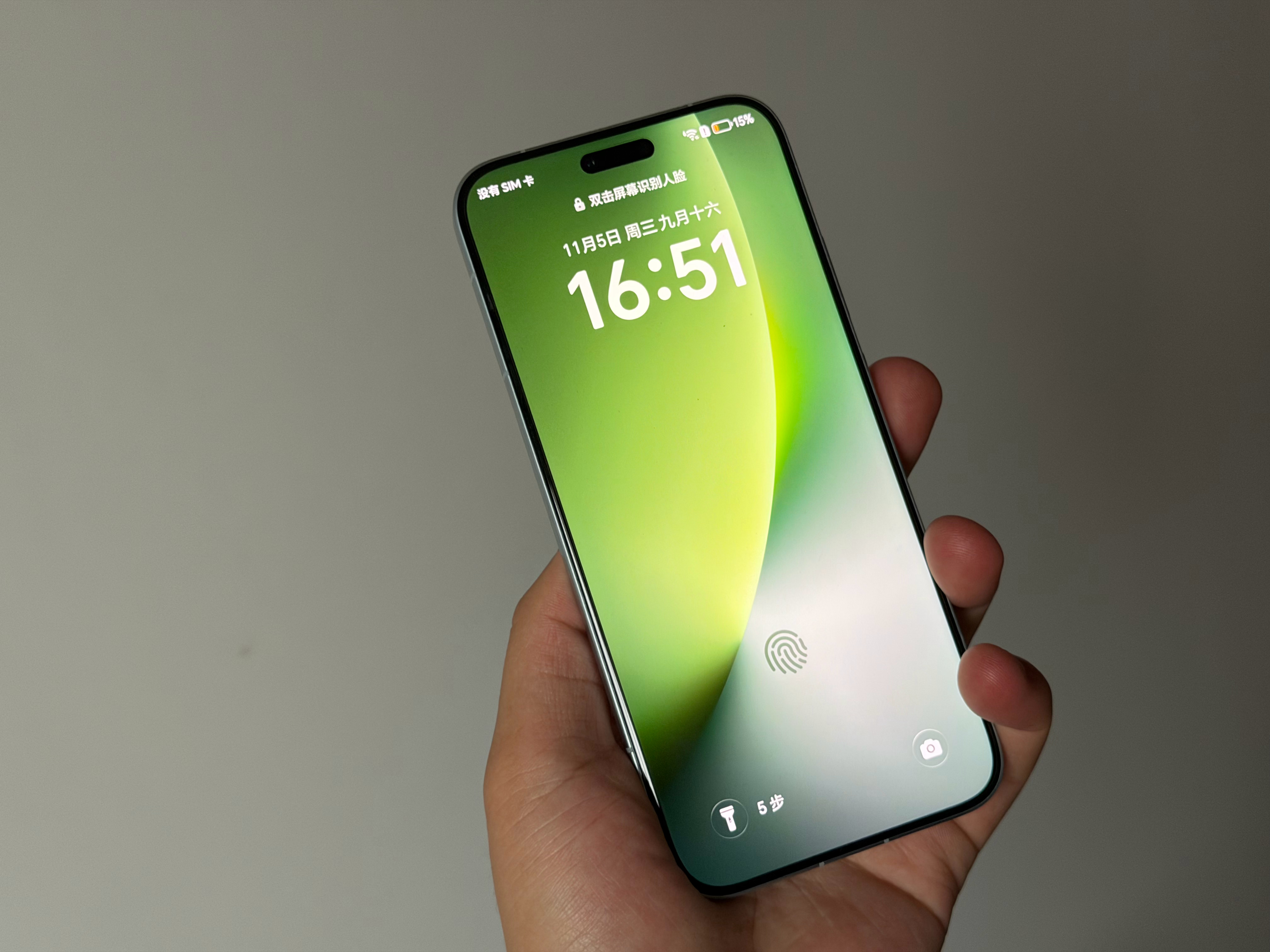 iPhone面容解锁不需要摄像头用的是点阵投影和红外相结合，细看了一圈，也就是我