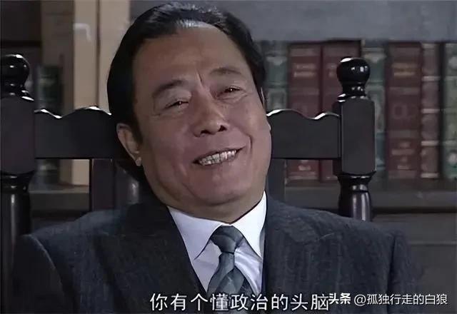 潜伏中站长吴敬中是一个心狠腹黑，贪婪狡诈的老狐狸，但是他有一个最大的优点：反对内