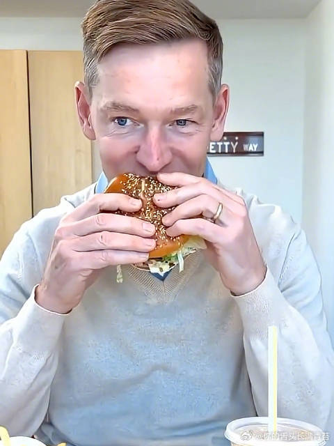 麦当劳ceo再被网友扒出假吃麦当劳ceo被质疑多次假吃吐掉汉堡 坎普斯基先生用他