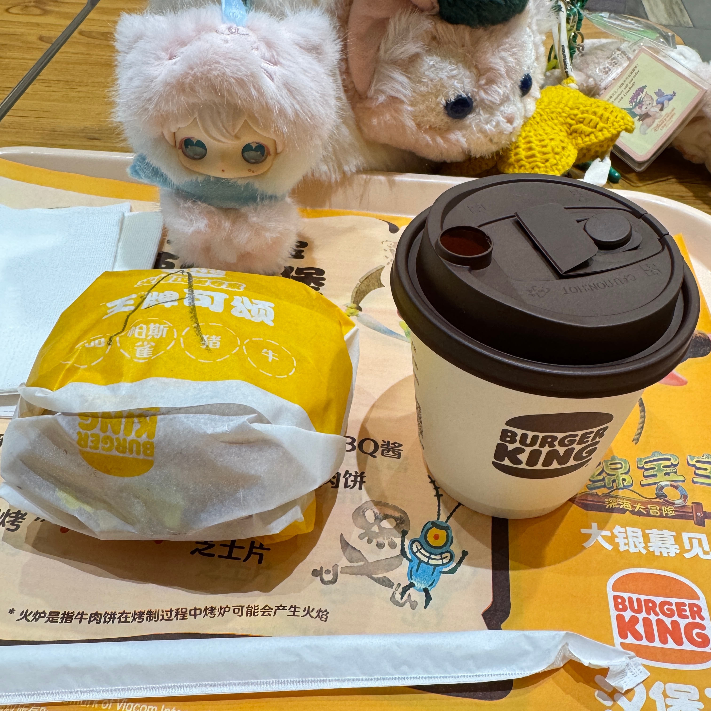 早上出门之前 我妈要给我准备早饭 我说不用给我弄早饭了！我要出去吃（我先浅吃个早