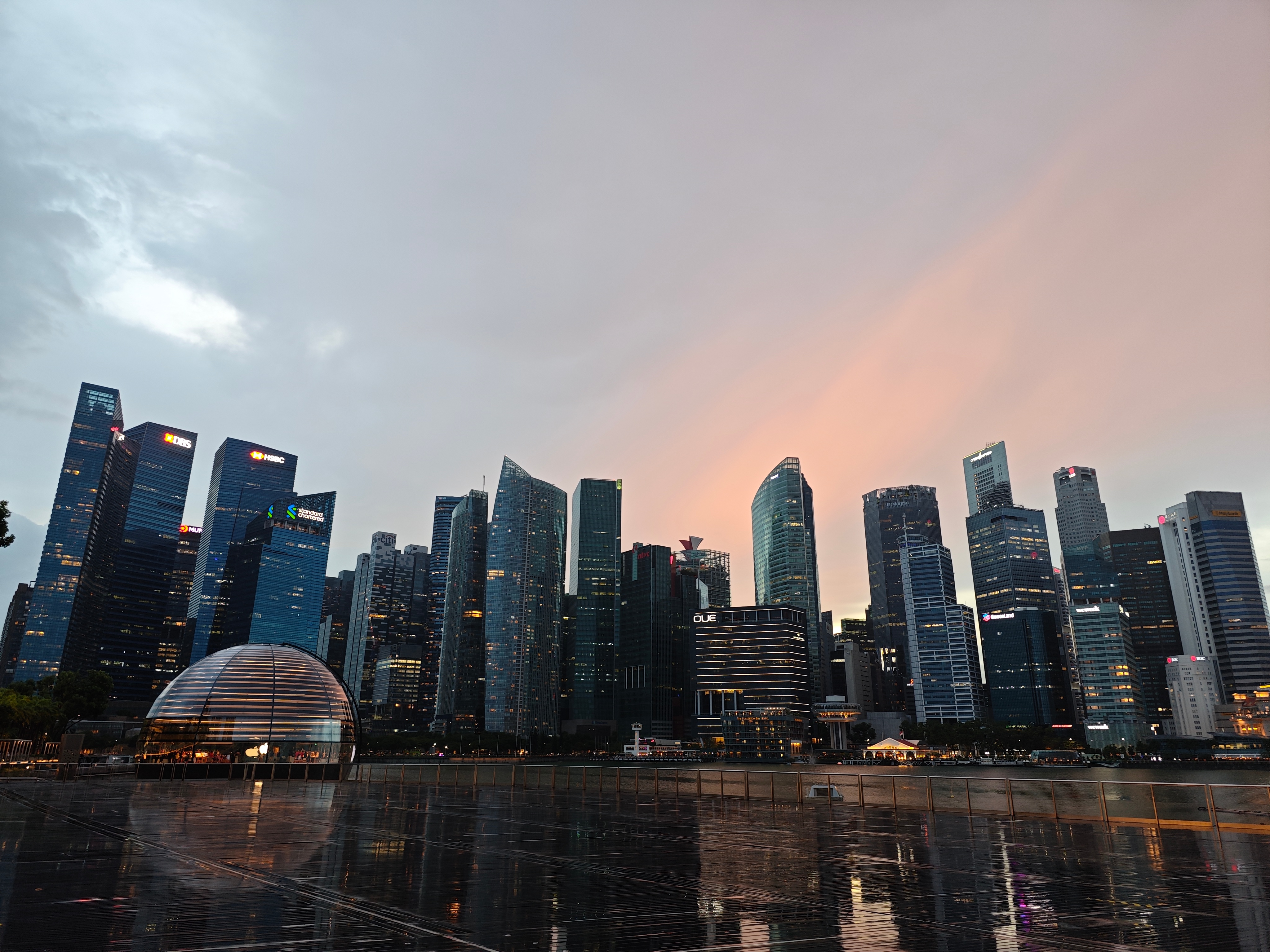 新加坡苹果apple store水上圆球设计建筑物像一个太空飞船着陆于此全身玻璃