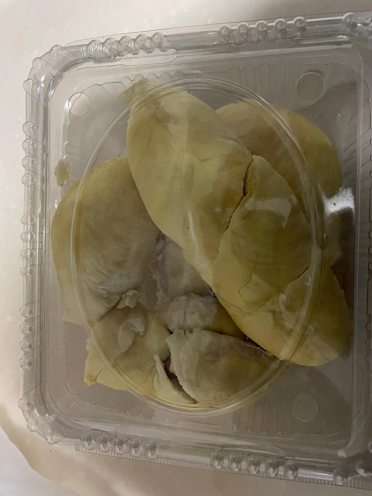 #秋日生活打卡季#
#榴莲小确幸# 
一个榴莲三人吃，共享美味时光。
昨晚散步买