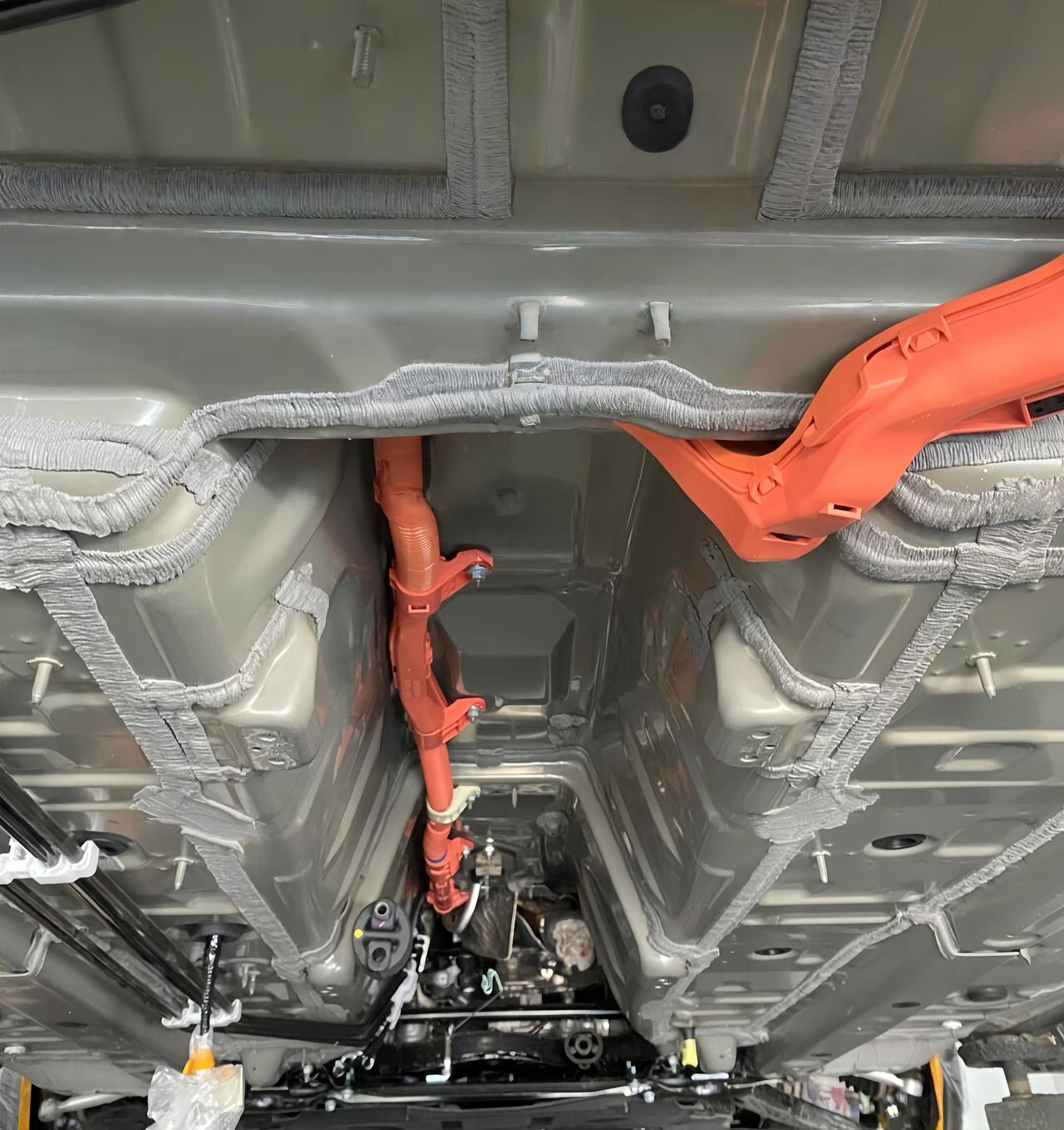 🚗我是这样看底盘装甲的：城市通勤，没必要，厚度也就2-4mm，防小石子可以，指