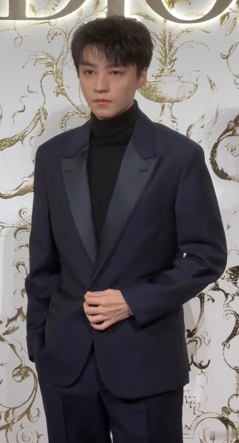 谁懂皮鞋踩在地板上的声音，去演个霸道总裁吧，长开了身上味道果然就是不一样了 