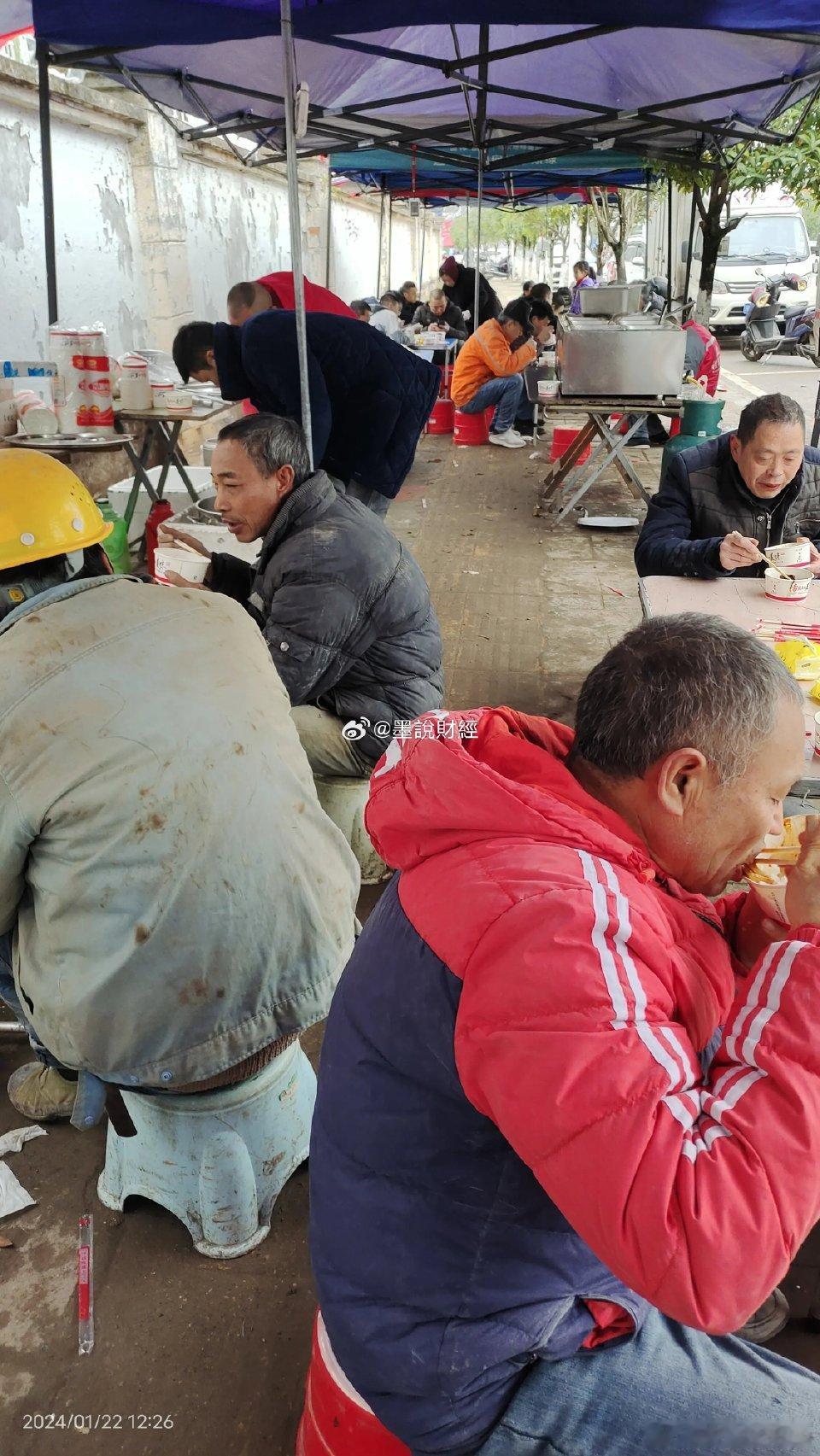 最荒诞社会现象，每天挣四五百的中年男人吃着10块钱一份的盒饭。毕业即失业的大学生
