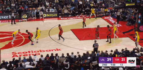 老詹今天手感很差，目前8中1，这是他本场首分。 东契奇缺战猛龙全网热点共创计划