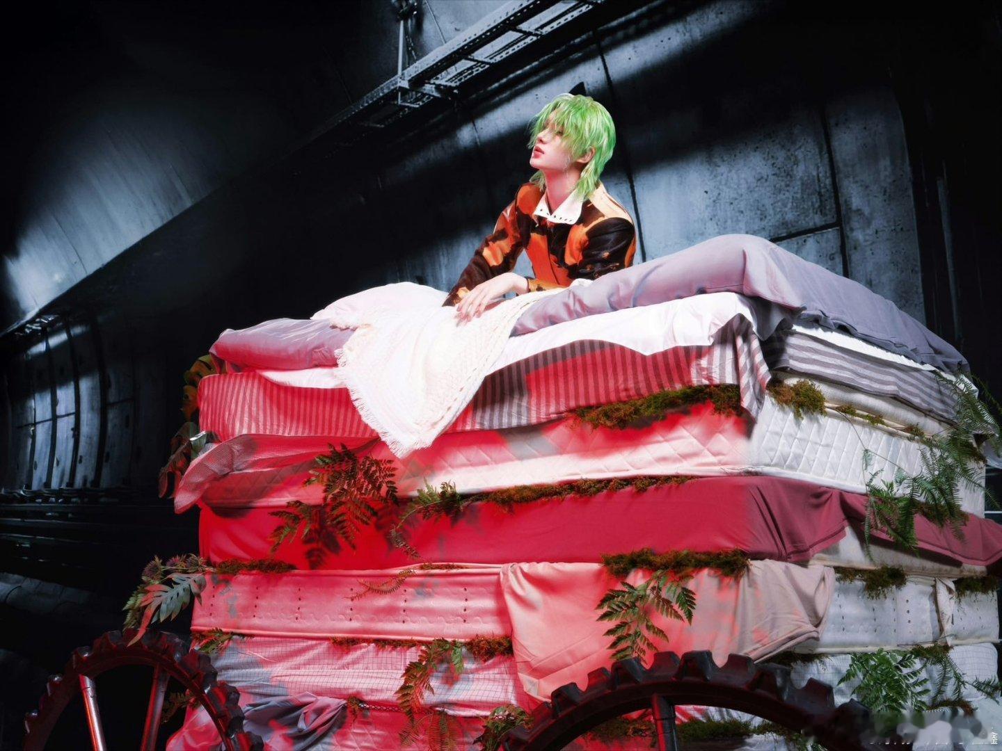 丁程鑫草木精灵造型 丁程鑫《人造神》第二组概念图惊艳登场，树叶羽翼搭配缠绕藤蔓，