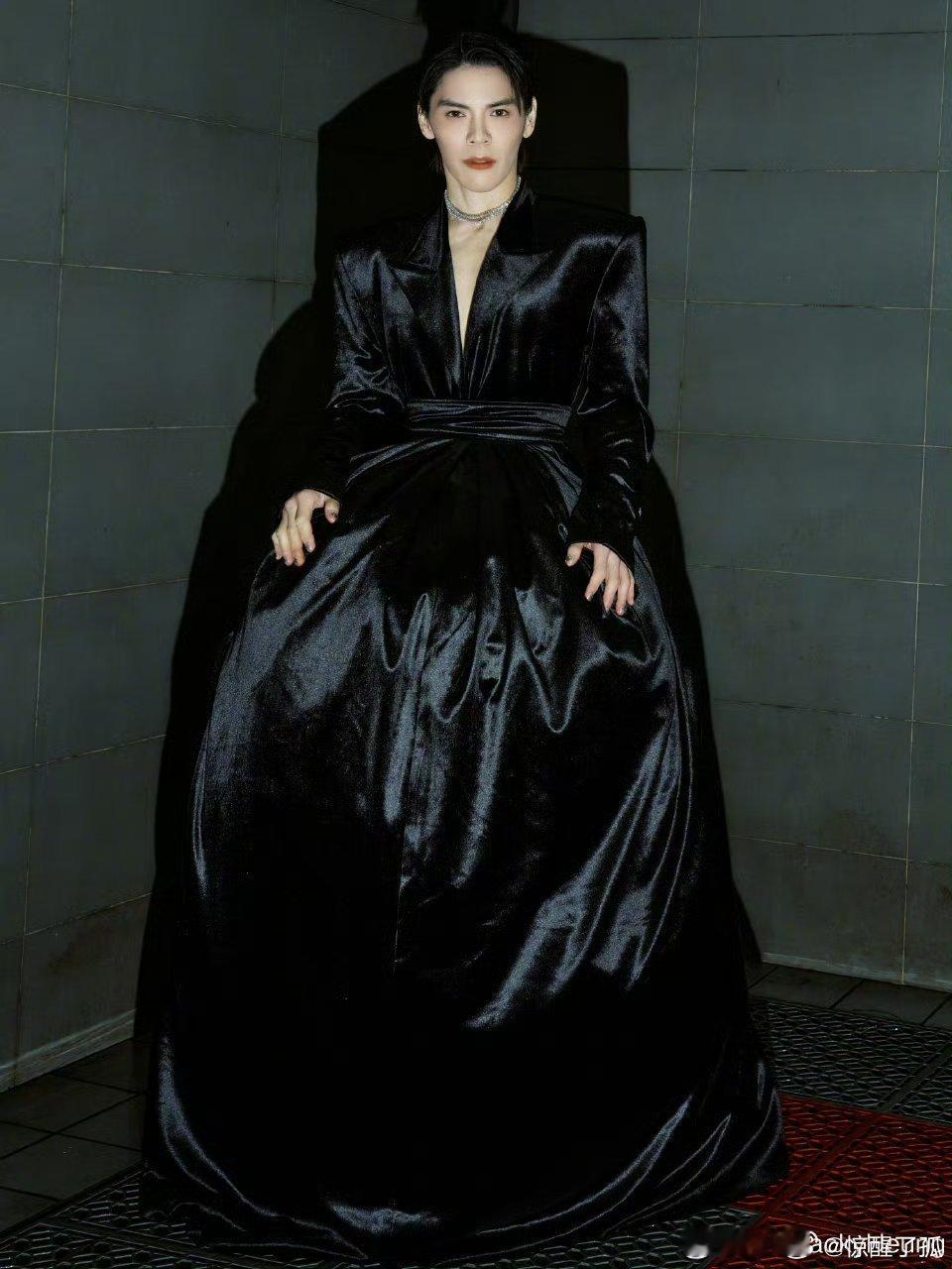 向佐穿了十厘米高跟鞋向佐红毯新操作！脚踩10cm高跟鞋适配造型，打破性别穿搭边界