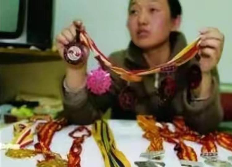 她为国拿下9枚金牌，却被黑心教练下药终身不育，如今终苦尽甘来
 
2024年邹春