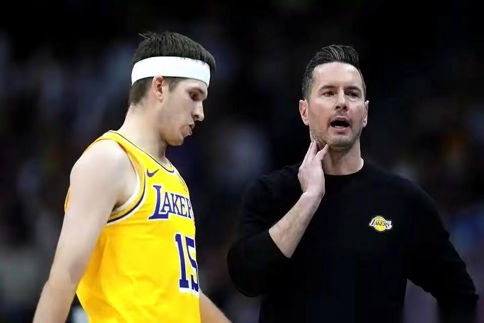 雷迪克终究还是把里夫斯累伤了

湖人官方宣布里夫斯遭遇左腿腓肠肌二级拉伤，将在四