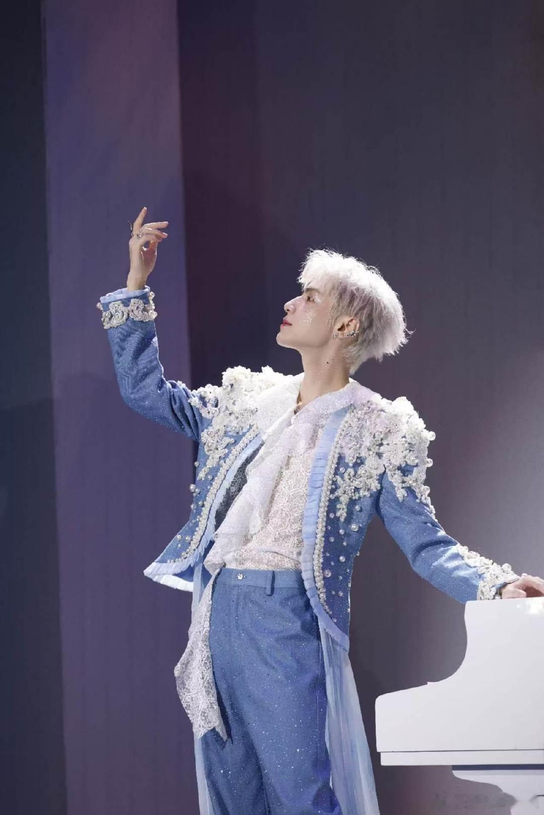 罗云熙广州演唱会造型 罗云熙广州演唱会全新造型登场，氛围感与帅气兼具，审美在线，