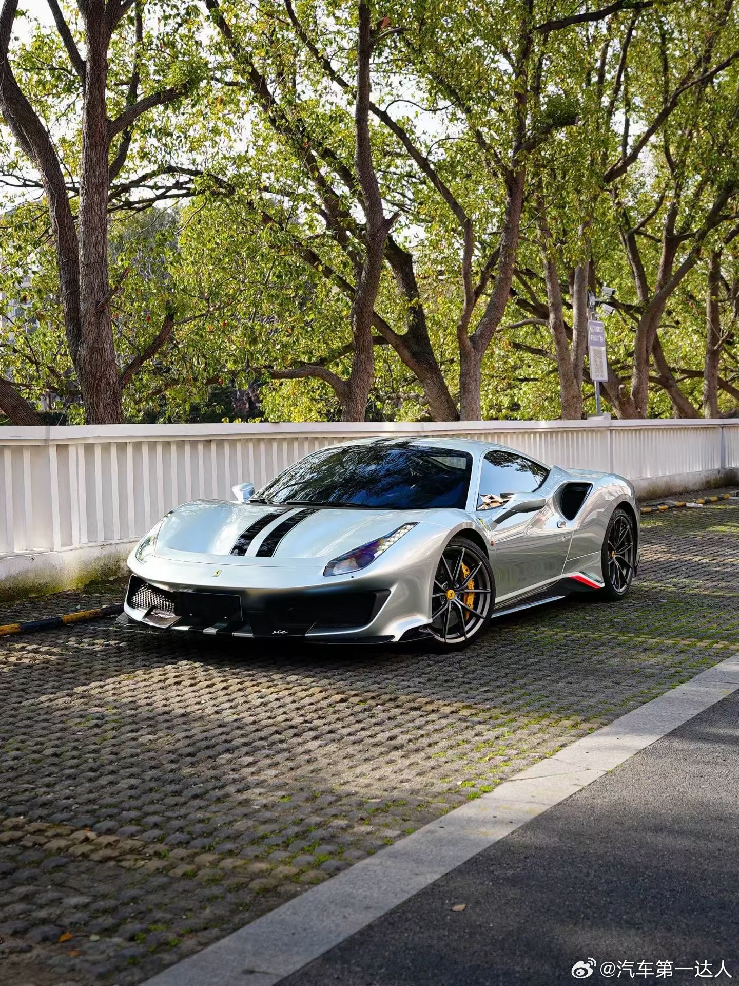 人生不是漫无目的的漂泊，而是向着热爱全速驰骋。这台19年法拉利488 Pista