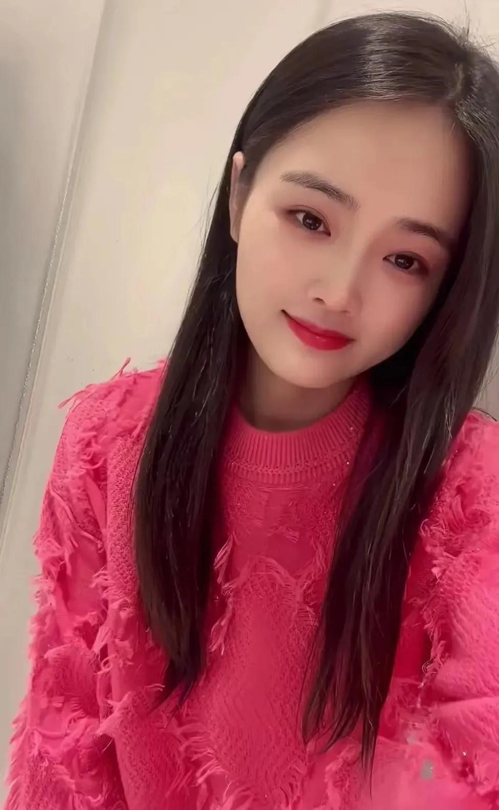 小雅，一个独立自主的女孩，总是在错误的时间遇到错误的人。当她满怀憧憬，渴望一场浪
