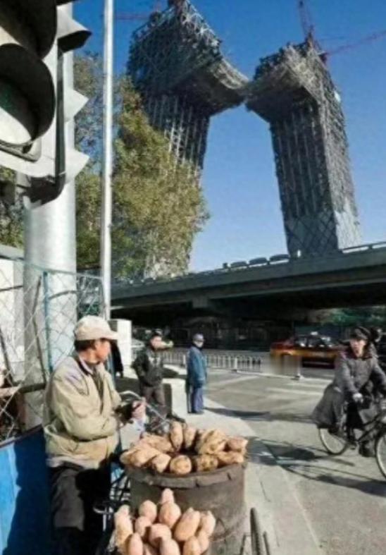 央视大楼，被俗称 “大裤衩”

央视大楼的洋人设计师库哈斯，多年后在国外媒体采访