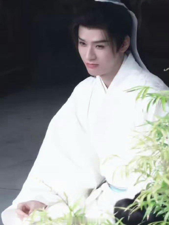 龚俊凤舞九天白衣束发造型龚俊陆小凤白衣造型路透 啊啊啊啊啊。不愧是粉丝心中的天选