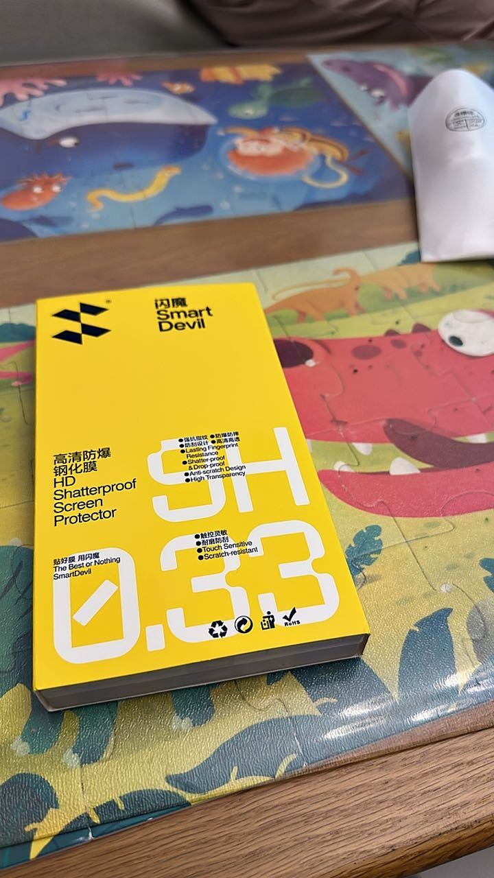 很多年没给手机贴过膜了果然给家人贴了两遍才成功