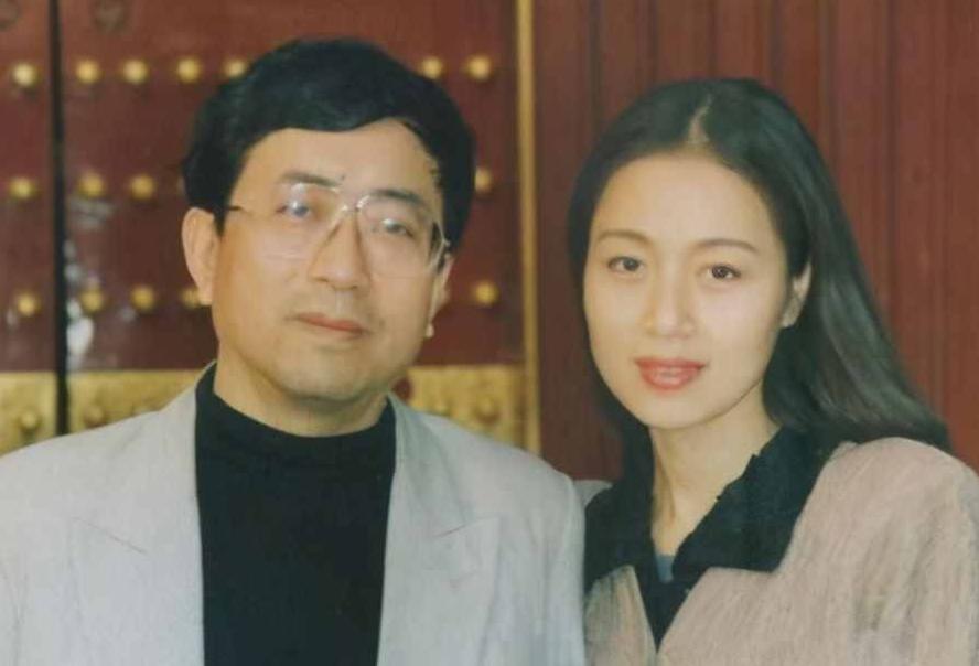 [微风]1992年，余秋雨二婚娶了小16岁的女明星马兰。新婚当夜，余秋雨向妻子提