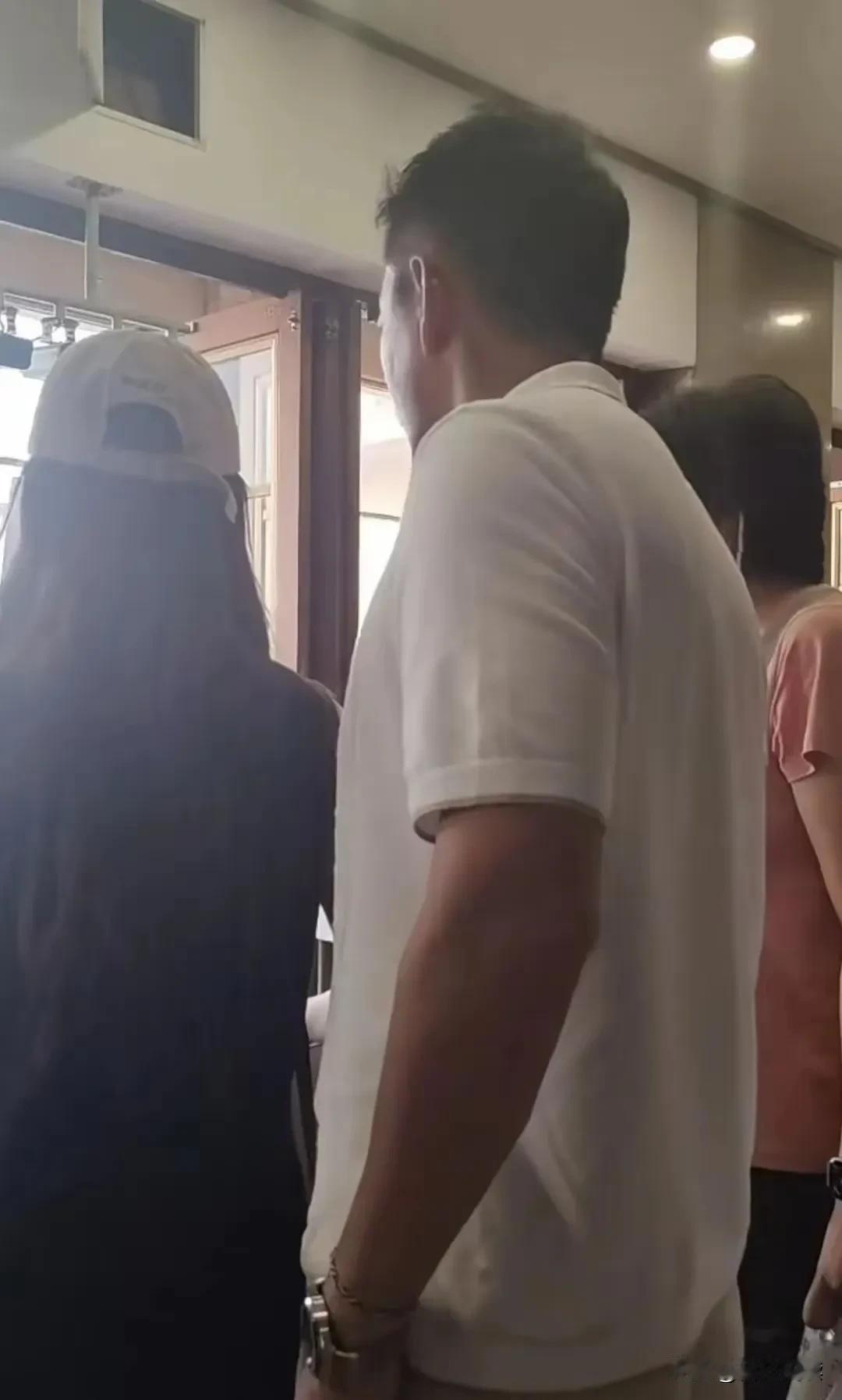 我的老天奶
难怪汪小菲不吃串了
带着老婆一脸沉重返京

各大媒体都在报道他家的事