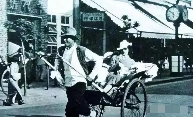 1949年，北平火车站，一个卷发女郎，刚下黄包车，付车费时，身上却掉下一把手枪，