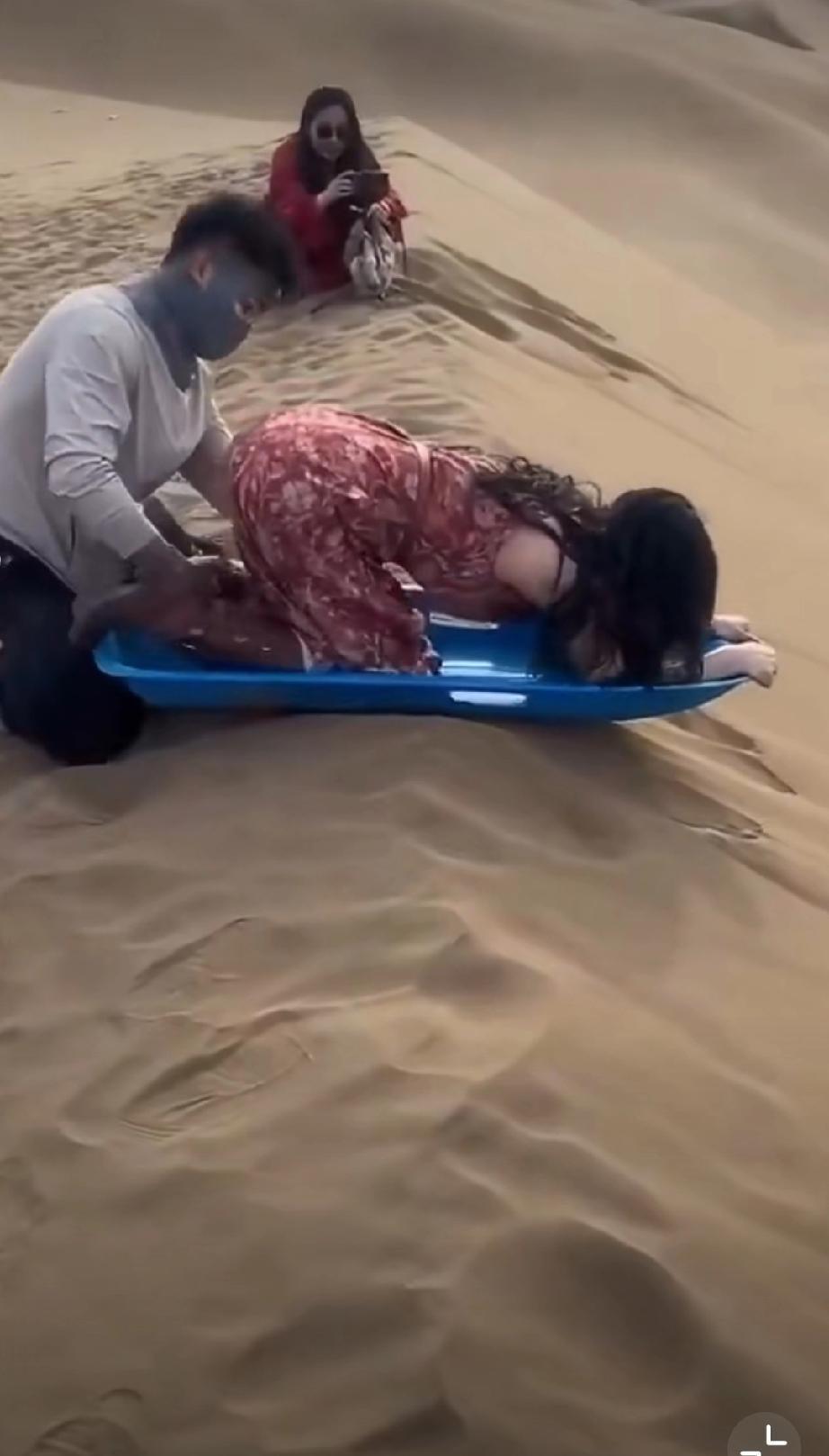 小姐姐这趴下的姿势，让一旁的小伙情何以堪？[允悲]仰头舒展之美女 坐姿姿势 躺床