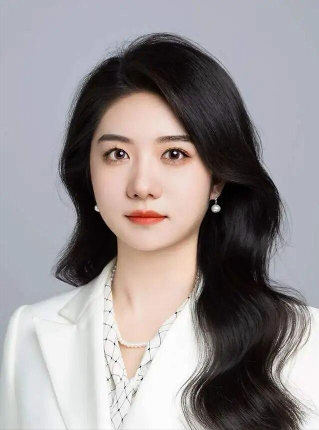 天妒英才！31 岁律师李禹墨离世，律所透露死因是突发疾病。她容貌出众丝毫不输一众