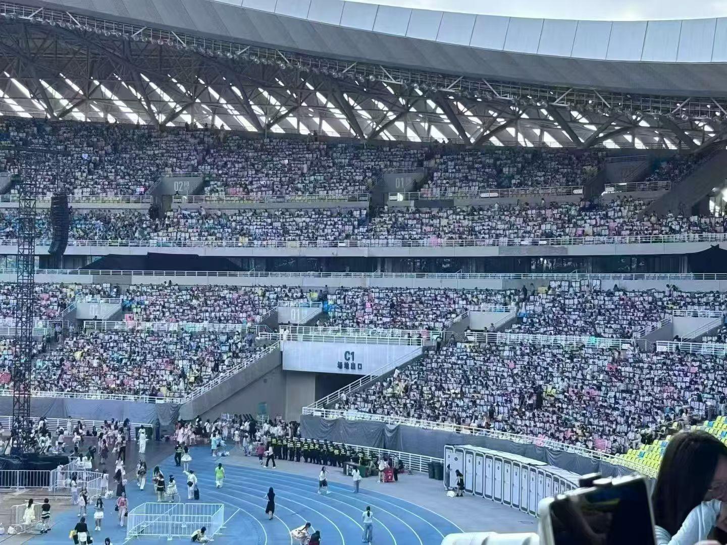 王橹杰穆祉丞 五公拉人墙燥候蓝粉海，橹穆牛逼，果果牛逼 