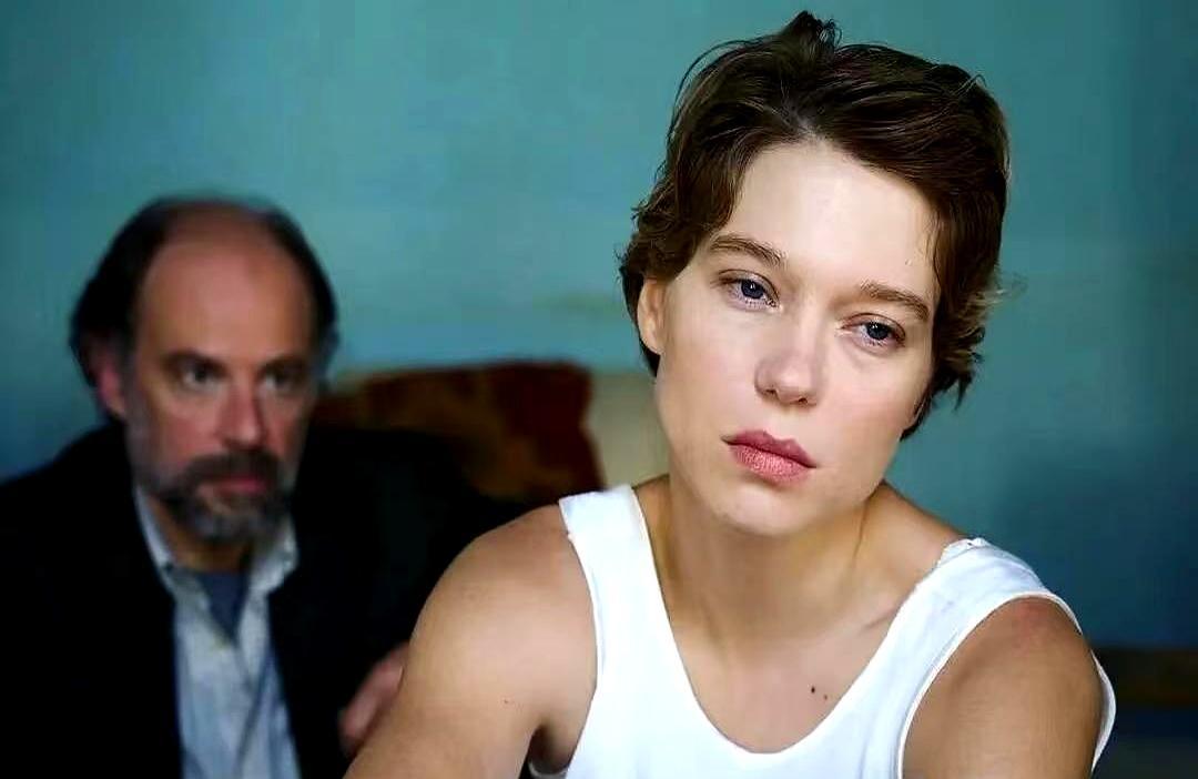 他把和情妇的幽会，一字不差写给老婆看。
 
一个身在伦敦的美国作家，每一次密会，