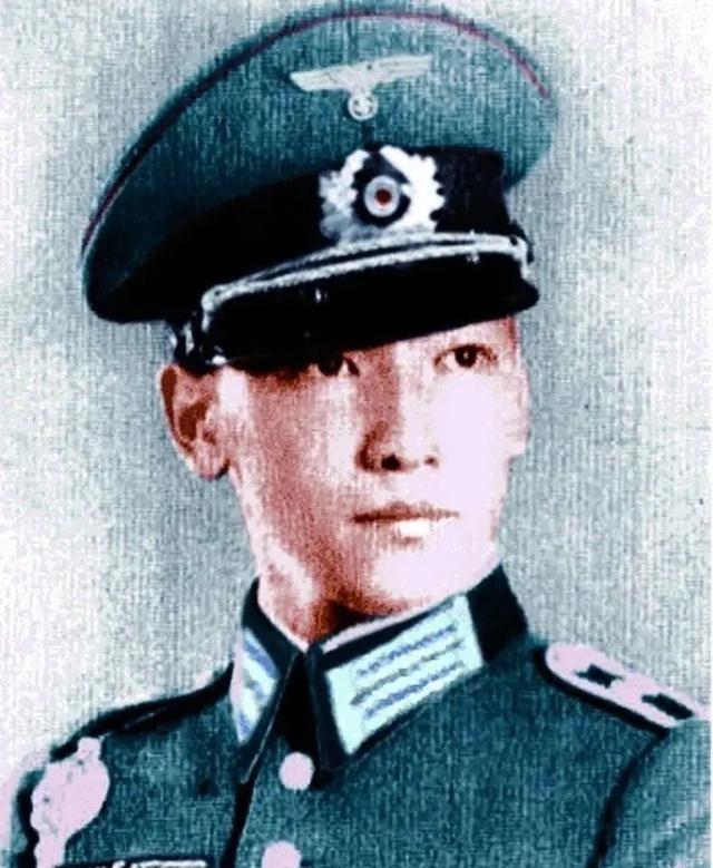 1942年，蒋纬国看到一位美丽的少女，上前和她搭讪：“小姐，报纸能借我看一下吗？