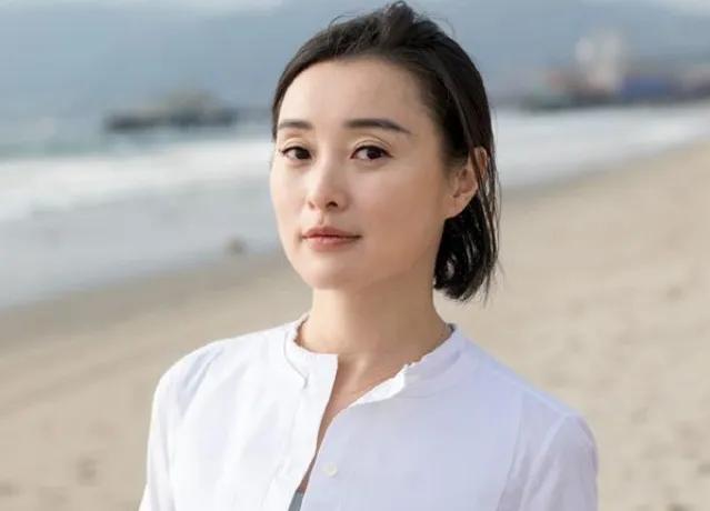 51岁吴越卖掉松江独栋别墅，花费1120万入手徐汇三甲医院附近电梯房。
只因老父