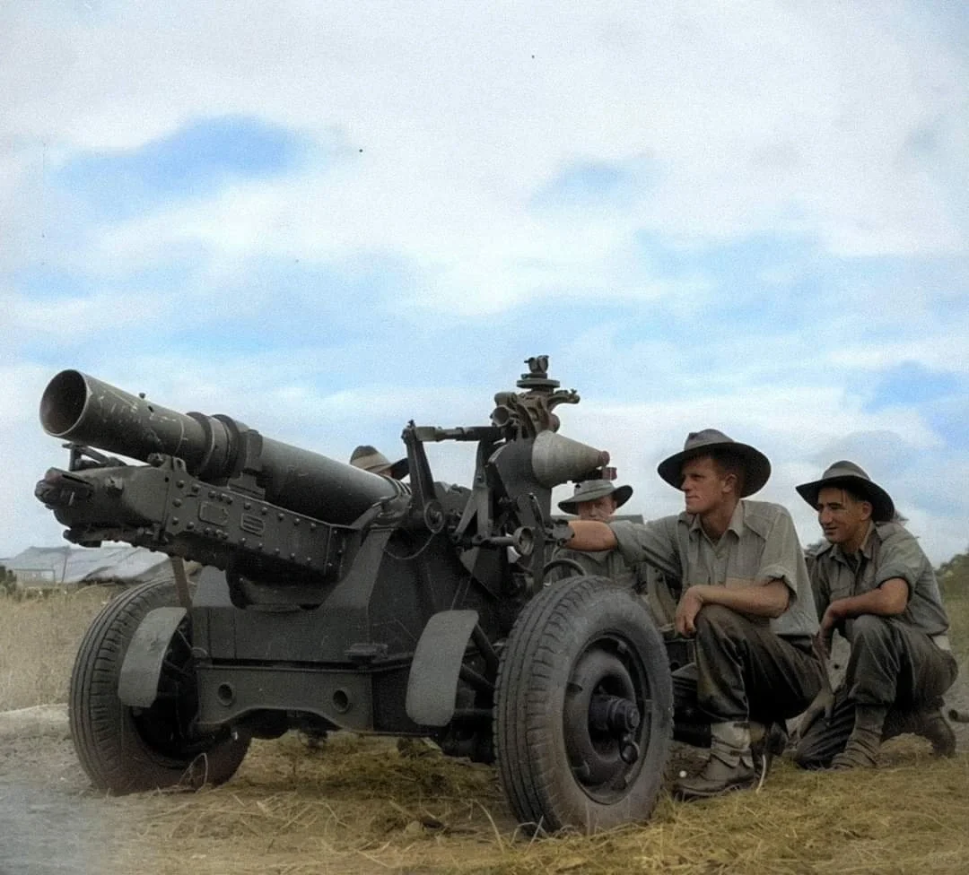 1944年8月28日，在新几内亚马卡姆山谷，一架25磅短管野战炮和澳大...