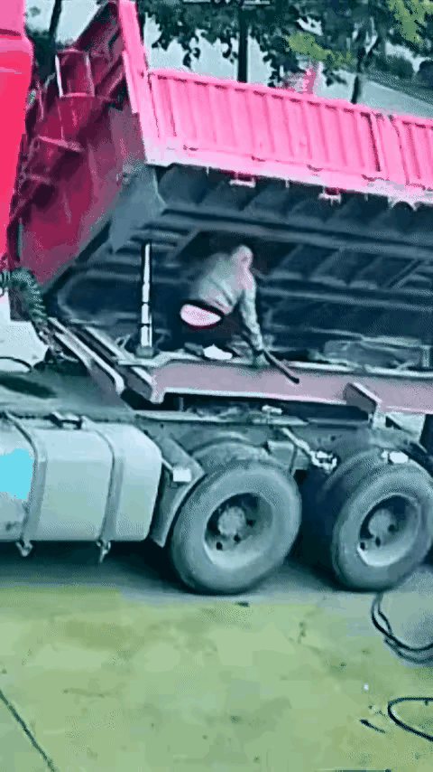 幸亏车厢落下去的慢，如果是扑通一下，这位毫无生还可能，估计这心里满是阴影了。#这