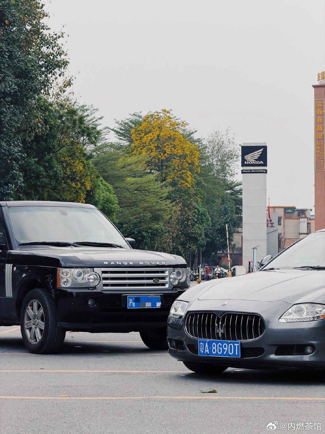 这两台车的气质实在是太适合停在一起了