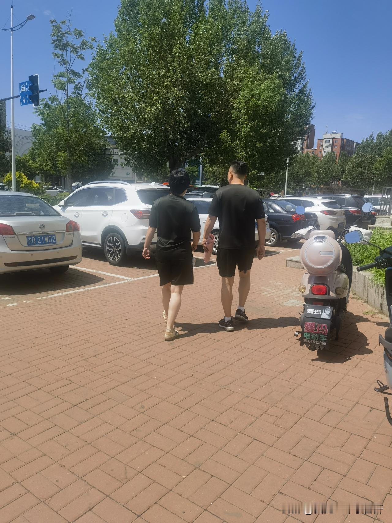 这两口子走路我跟在后面就想抓拍

没抓到最后的镜头，但是真想说这是两口子，而且是