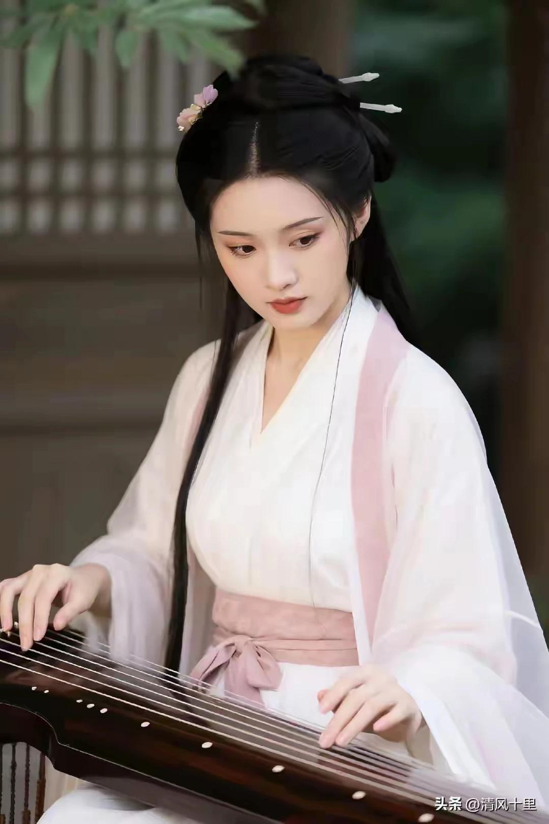 清风续句诗:
烟雨轻笼小楼台，
春风拂旧故人来。
琴声婉转流年去，
天籁之音伴花