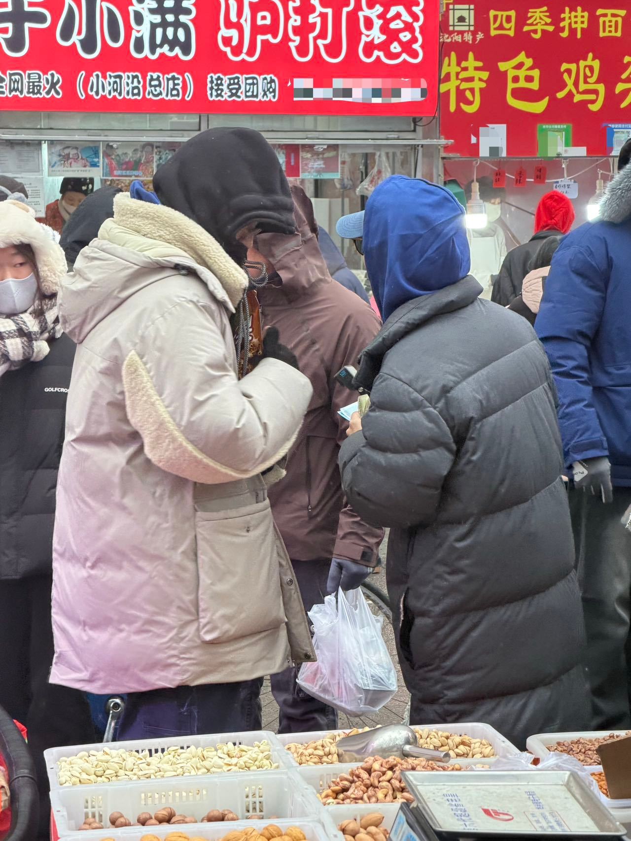 偶遇刘昊然董子健逛沈阳早市 哇，早起的人儿有福了！和闪现沈阳早市 他们pick了