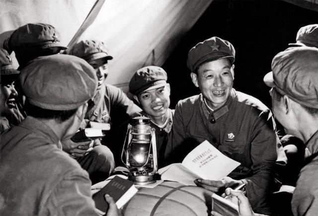 1975年，中国人民解放军第五十四军的一个副团长，突然接到提升为副军长的命令，他