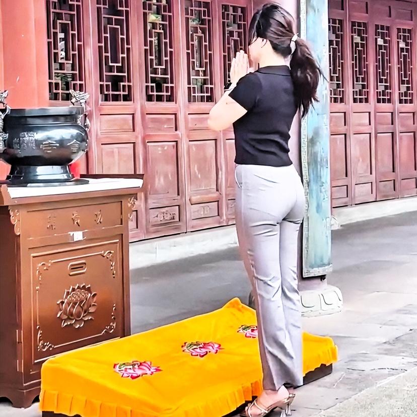 今日已是2026年的第一百天，
听闻在这一日许愿，
皆能如愿以偿。
我所求不多，