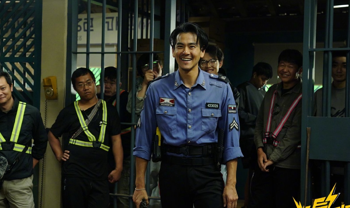 彭于晏法拉利的脸配摩托座驾彭于晏分享电影细节图～法拉利的帅气脸庞，配摩托的座驾！