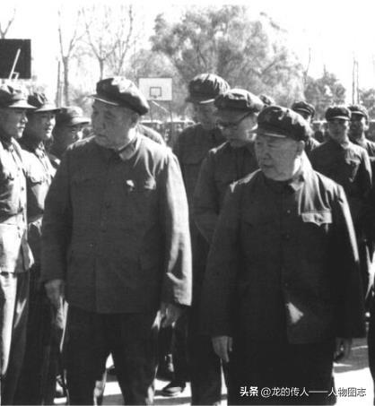 1977年，李达(前右二)在济南军区检查工作，与某军指战员在一起。前右一为济南军