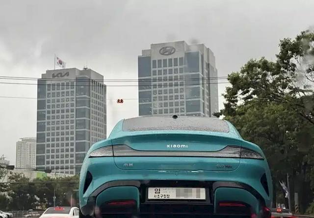 小米SU7现身韩国现代汽车南阳研究所，成为友商研究的竞品。
小米的强悍已经毋庸置
