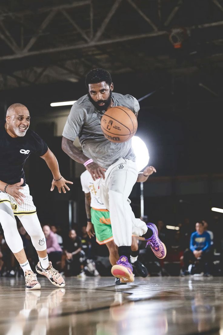 欧文在参加活动时发表了充满哲学的言论。欧文表示：“在NBA，我还有很多孩童的习惯