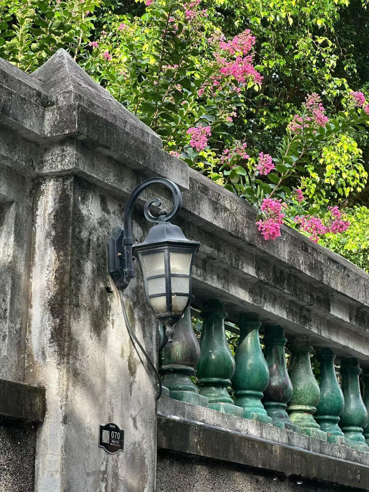 饭桌上，亲戚突然问：
“你现在一个月挣多少钱？”
我：“够花。”
亲戚不死心：“