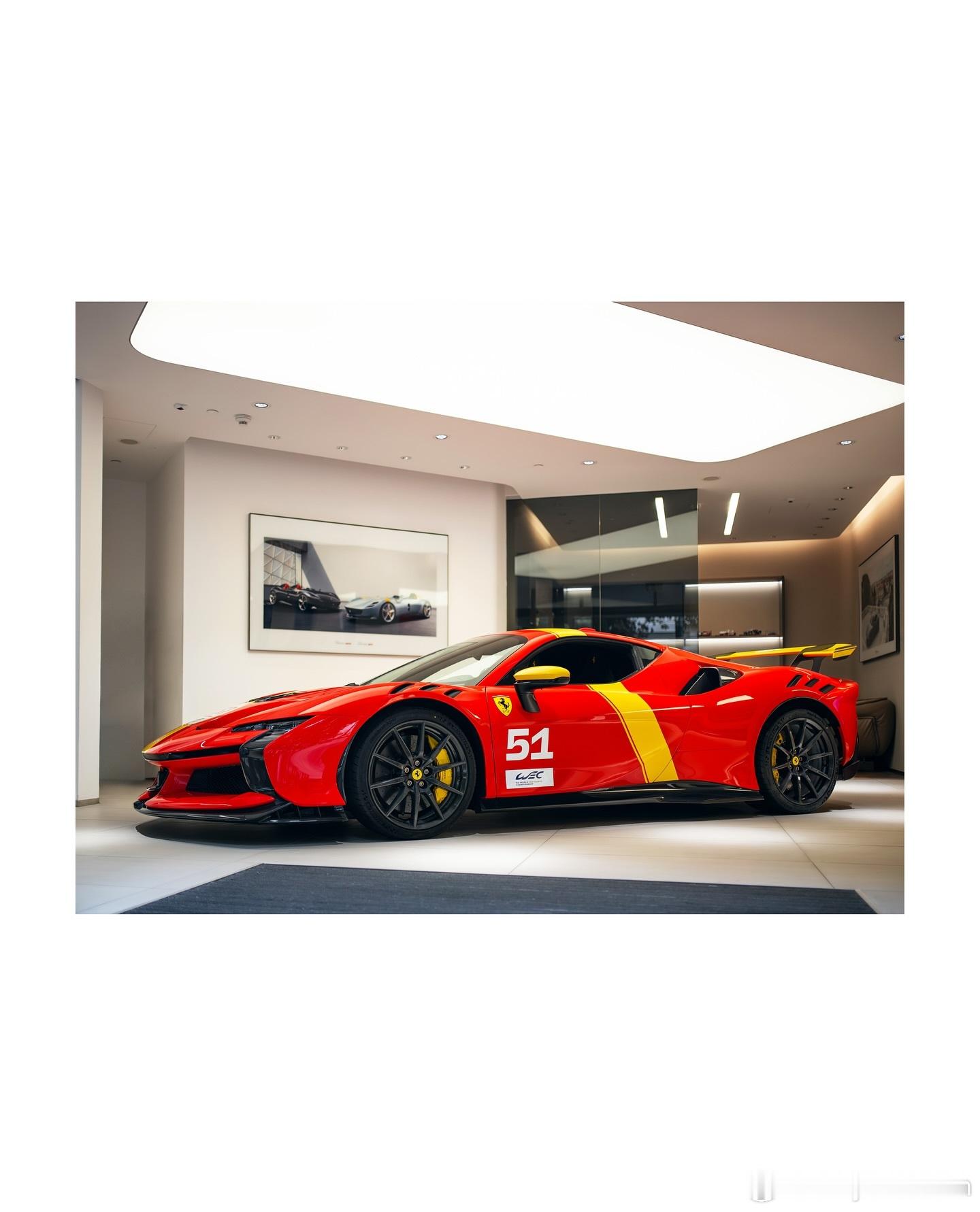 外观配色为勒芒纪念涂装Rosso Le Mans 2023，外观方面选择了51号